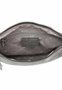 Šedá kožená taštička s hladkým povrchem, na zip, a vzorovaným šedým vnitřkem, který obsahuje malou kapsu na zip a štítek s logem.