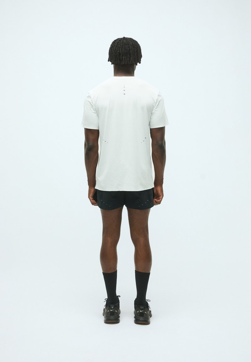 Nike Performance RUN PINNACLE TOP - Sportovní tričko - summit white