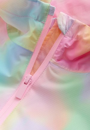 Leichter Hoodie mit pastellfarbenem Tie-Dye-Muster, rosa Reißverschluss, weicher Textur und Kapuze mit verstärkten Nähten am Halsausschnitt.