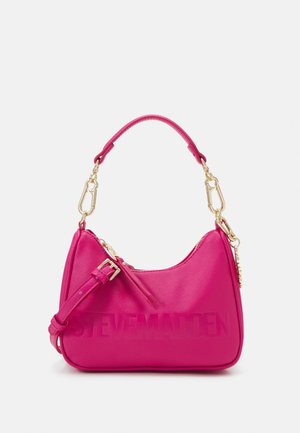 Jaskraworóżowa skórzana torebka z złotymi zapięciami, regulowanym paskiem, górną rączką oraz wytłoczonym na przodzie napisem marki „Steve Madden”.