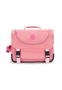 Mochila de tela rosa con una solapa frontal, ribete gris, dos hebillas negras y un charm de mono rosa adjunto a la cremallera. Presenta un asa en la parte superior.