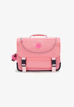 Zaino in tessuto rosa con patta frontale, rifiniture grigie, due fibbie nere e un charm a forma di scimmietta rosa attaccato alla cerniera. Ha una maniglia superiore.
