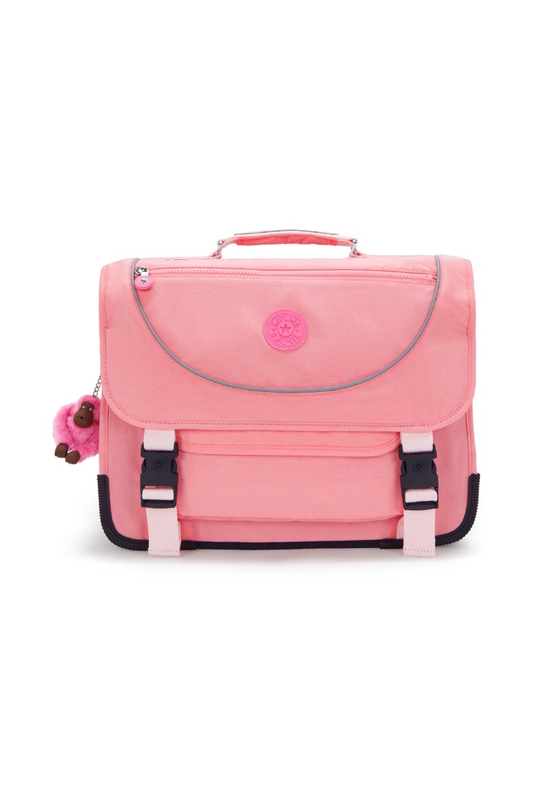 Mochila de tela rosa con una solapa frontal, ribete gris, dos hebillas negras y un charm de mono rosa adjunto a la cremallera. Presenta un asa en la parte superior.