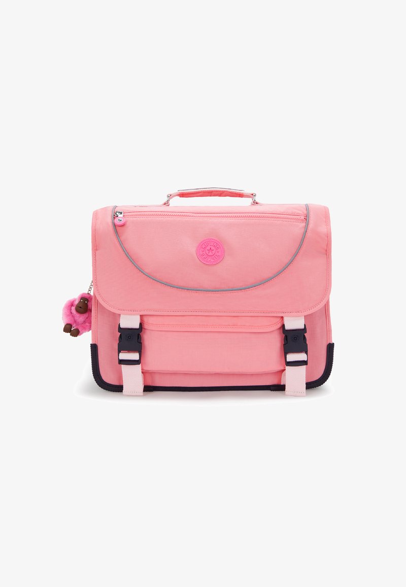 Růžový látkový batoh s předním klopou, šedým lemem, dvěma černými sponami a růžovým opičím příveskem připevněným na zipu. Obsahuje horní rukojeť.