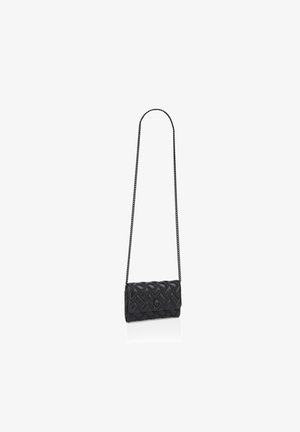 Borsa crossbody in pelle nera con tracolla a catena. Texture intrecciata, forma rettangolare e chiusura magnetica. Design compatto adatto per gli essenziali.