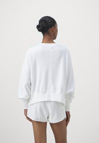 Nike Performance CREW - Flisinis džemperis - white/flat pewter/black