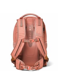 Rucksack mit gepolsterten Netzträgern in einem sanften Rosa, mit einem strukturierten Design, verstellbaren Schnallen und einem strukturierten Innenraum.