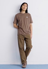 adidas Originals ESSENTIAL TEE - Základné tričko - earth strata