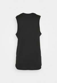 Zwarte mouwloze t-shirt gemaakt van zachte stof, met een ronde hals en een gebogen zoom, zonder zichtbare logo's of patronen.