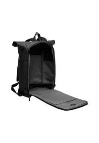 Sac à dos noir en matériau durable, avec une fermeture à enroulement et un intérieur spacieux. Présente une base rembourrée et des poches intérieures pour l'organisation.
