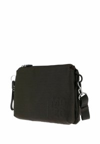 Sac bandoulière en textile marron avec fermeture éclair, sangle ajustable et détail logo. Doté de ferrures argentées et d'une forme rectangulaire compacte.