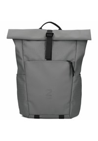 Mochila gris con cierre roll-top hecha de un material duradero. Cuenta con un bolsillo frontal con cremallera, bolsillos laterales y un patrón geométrico en los laterales.