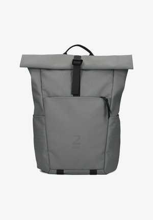 Zaino grigio a ribalta realizzato in materiale resistente. Presenta una tasca frontale con zip, tasche laterali e un motivo geometrico sui lati.