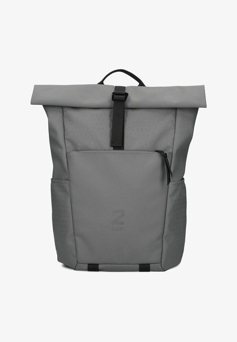 Grijze roll-top rugzak van duurzaam materiaal. Beschikt over een voorvak met rits, zijvakken en een geometrisch patroon aan de zijkanten.