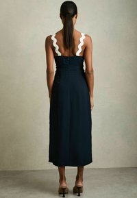 Reiss REGULAR FIT - ASHER WAVE MIDI - Vestito casual - navy