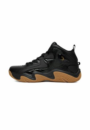 Zwarte hoge basketbalschoen met getextureerde bruine zool, glanzend golfpatroon aan de zijkant, veters en trek tab aan de hiel.