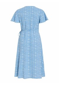Robe midi bleu clair avec motif abstrait vertical blanc, manches courtes évasées et ceinture nouée à la taille, vue de dos.