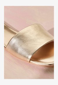 Sélectionné, gold-coloured