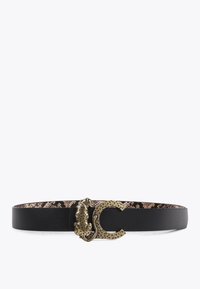 Svart läderbälte med en guldtonad kattformad spänne, med ett leopardmönster på insidan, som mäter cirka 2 cm i bredd.