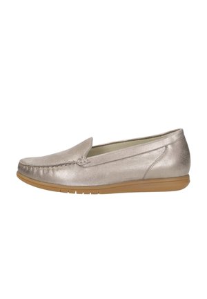 Metallic zilveren instapper loafer met gestikte teen en lichtbruine rubberen zool, zijaanzicht op witte achtergrond.