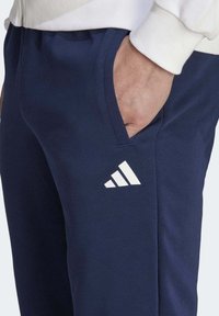 adidas Performance CLUB TEAMWEAR GRAPHIC TENNIS - Jogginghose - collegiate navy