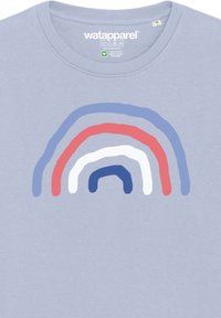 Lichtblauw t-shirt met een multi-kleurige regenboogontwerp met dikke, horizontale lijnen in rood, wit, blauw en donkerblauw.