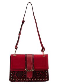 Bolso de mano rojo hecho de ante y piel de serpiente. Presenta una forma estructurada, herrajes dorados y detalles con tachuelas. Incluye una correa desmontable.