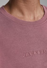Felpa in cotone viola con scollatura a coste, con nome del marchio ricamato "JACK&JOE" in un colore sottile e abbinato.