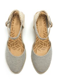Espadrillas grigie glitterate con cinturino intrecciato alla caviglia e soletta in pelle color cuoio con motivo a foglia. Punta rotonda e suola in corda naturale.