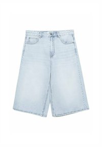 Pantalones cortos de mezclilla azul claro con diseño de pierna ancha, dos bolsillos delanteros y cierre de un solo botón. Textura suave y desvanecimiento mínimo.