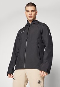 Veste noire imperméable avec une fermeture éclair sur le devant, une capuche et des poches latérales. Équipée de poignets élastiques et d'un logo sur la manche. Design léger.