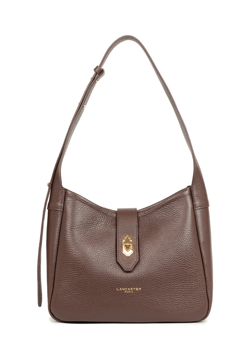 Sac à épaule en cuir marron avec une texture granuleuse, un rabat supérieur et des ferrures en ton or. Doté d'une sangle courte et réglable ainsi que d'un détail logo.