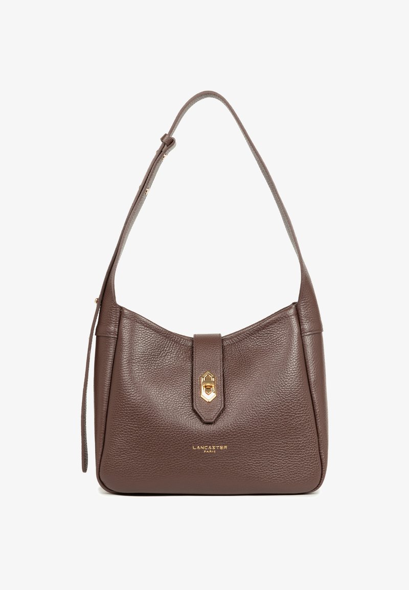 Sac à épaule en cuir marron avec une texture granuleuse, un rabat supérieur et des ferrures en ton or. Doté d'une sangle courte et réglable ainsi que d'un détail logo.