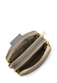 Portafoglio grigio con zip, caratterizzato da due scomparti, zip in tono oro e una superficie texturizzata. Interno foderato con un tessuto liscio.