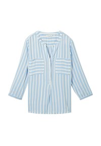 Blusa a rayas en azul claro y blanco con cuello redondo, mangas tres cuartos y dos bolsillos en el pecho, con una ligera abertura frontal.