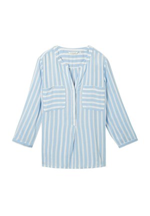 Blouse rayée bleu clair et blanche avec un col rond, des manches trois-quarts et deux poches poitrine, comportant une légère ouverture à l'avant.