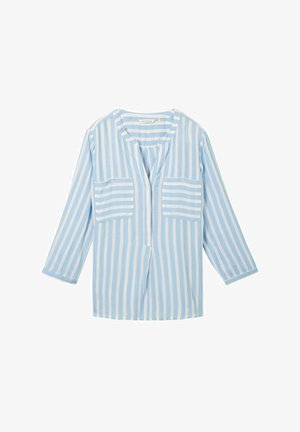 Gaiši zila un balta svītrainā blūze ar apaļu apkakli, trīs ceturtdaļu piedurknēm un divām krūšu kabatām, ar nelielu priekšu atvērumu.