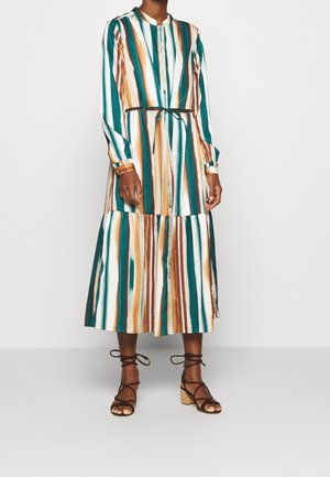 Randig långärmad klänning i teal, vit och brun. Har en knappstängning framtill, en samlad midja med ett band och en flerfaldig kjoldesign.