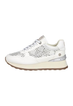 Zapatilla deportiva blanca con cuero perforado, acentos plateados y cordones grises. Cuenta con una suela acolchada y un tacón elevado.
