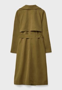 Trench coat verde oliva con maniche lunghe, colletto e vita cinturata. Caratterizzato da un design a doppio strato e un tessuto liscio e strutturato.