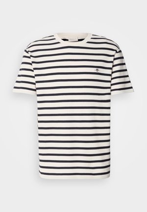 T-shirt à manches courtes en crème et rayures marine, fabriqué en coton. Il présente un col en rib et un petit logo brodé sur la poitrine.