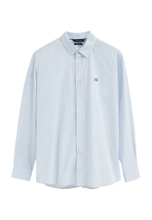 Camisa azul claro de manga larga con botones, con finas rayas verticales y pequeño logo "Polo Club" en el pecho izquierdo.