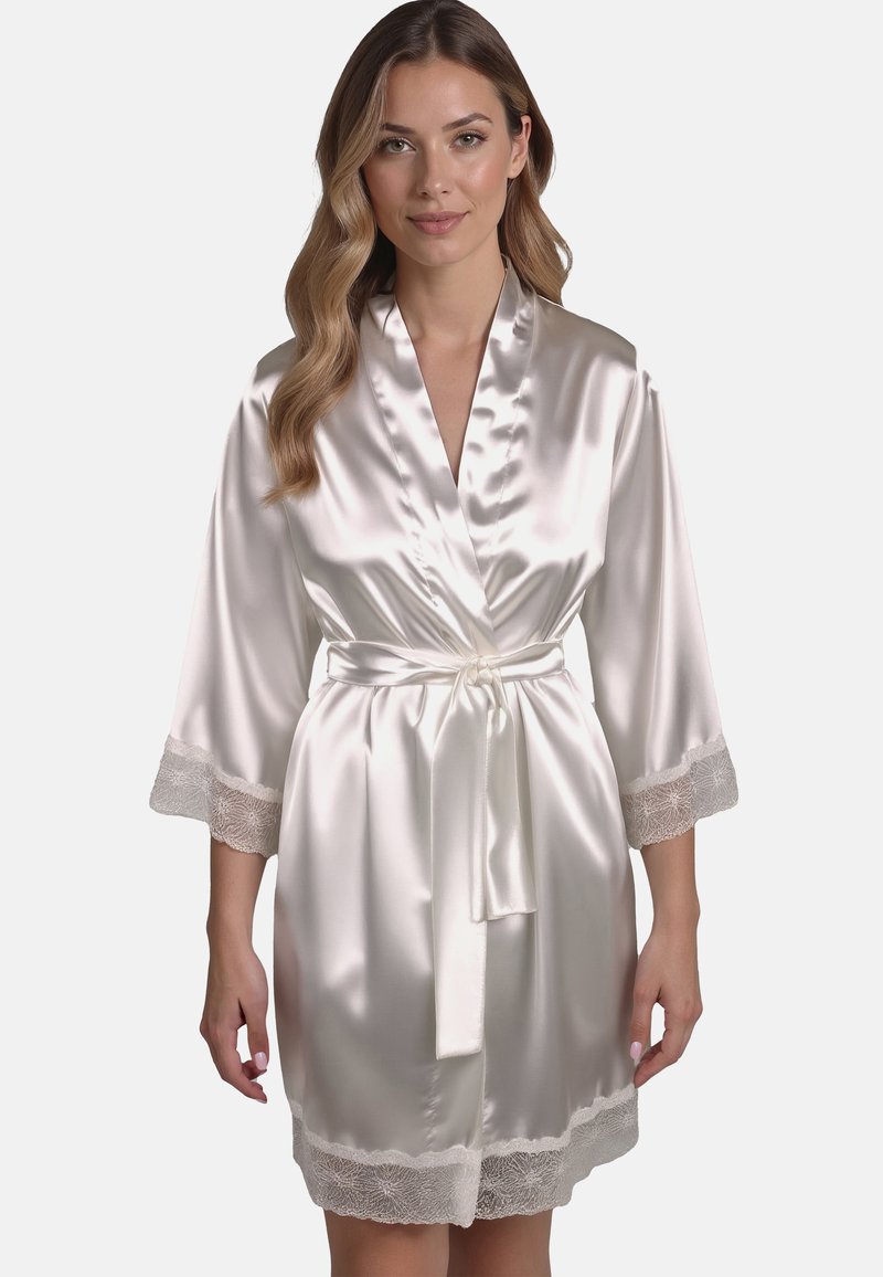 Satinmorgenkåbe i blød elfenben med trekvartærmer, blondedetaljer ved manchetter og kant, samt et matchende bælte. Glat tekstur og elegant design.