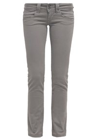 Pantalon gris slim fit avec fermeture à double bouton, passants pour ceinture, et poches avant et arrière, présenté sur fond blanc.