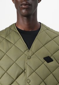 Replay QUILTED PUFFER VEST - Liivi - mud green