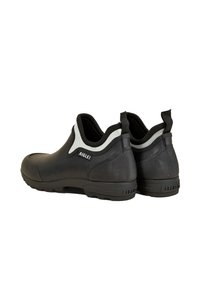Bottes en caoutchouc noires jusqu'à la cheville avec des accents gris, finition texturée, talon renforcé et languettes pour un enfilage facile. Caractéristiques d'un design minimaliste.