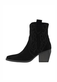 Botas de tobillo de ante negro con punta afilada, costuras decorativas y acentos de estrellas. Presentan un tacón grueso y una tira en el talón para facilitar su uso.