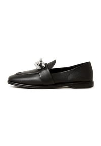 Černé kožené mokasíny s elegantním designem, vyznačující se stříbrným kovovým akcentem na nártu a strukturovaným povrchem. Kulatá špička a nízký profil.