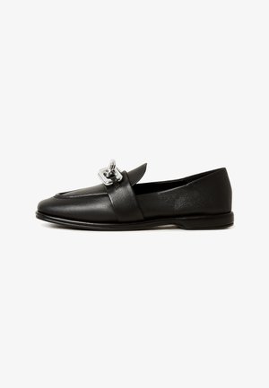 Sorte læder loafers med et slankt design, der har en sølvfarvet hardwaredetalje på overlæderet og en struktureret finish. Rund tå og lav profil.