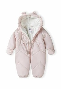 Gevoerde roze sneeuwoverall met berenoren, gewatteerd ontwerp, vooraan met rits en manchetten. Voorzien van handbeschermer pockets en witte voering.